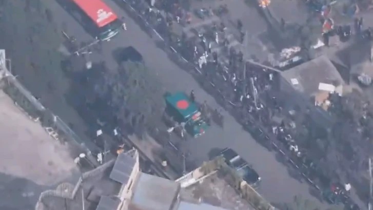 পতাকায় মোড়ানো গাড়িতে মানিক মিয়া অ্যাভিনিউয়ের পথে খালেদা জিয়ার মরদেহ